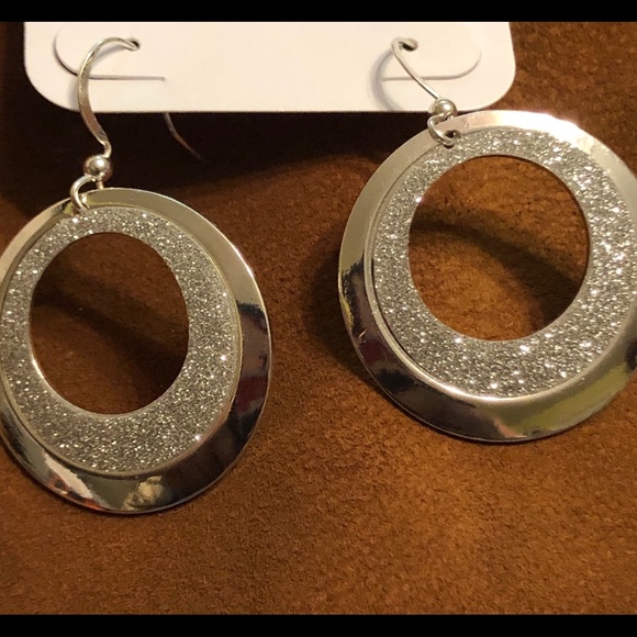 Silver tone Circle ⭕️ Drop Earrings - Picture 2 of 6